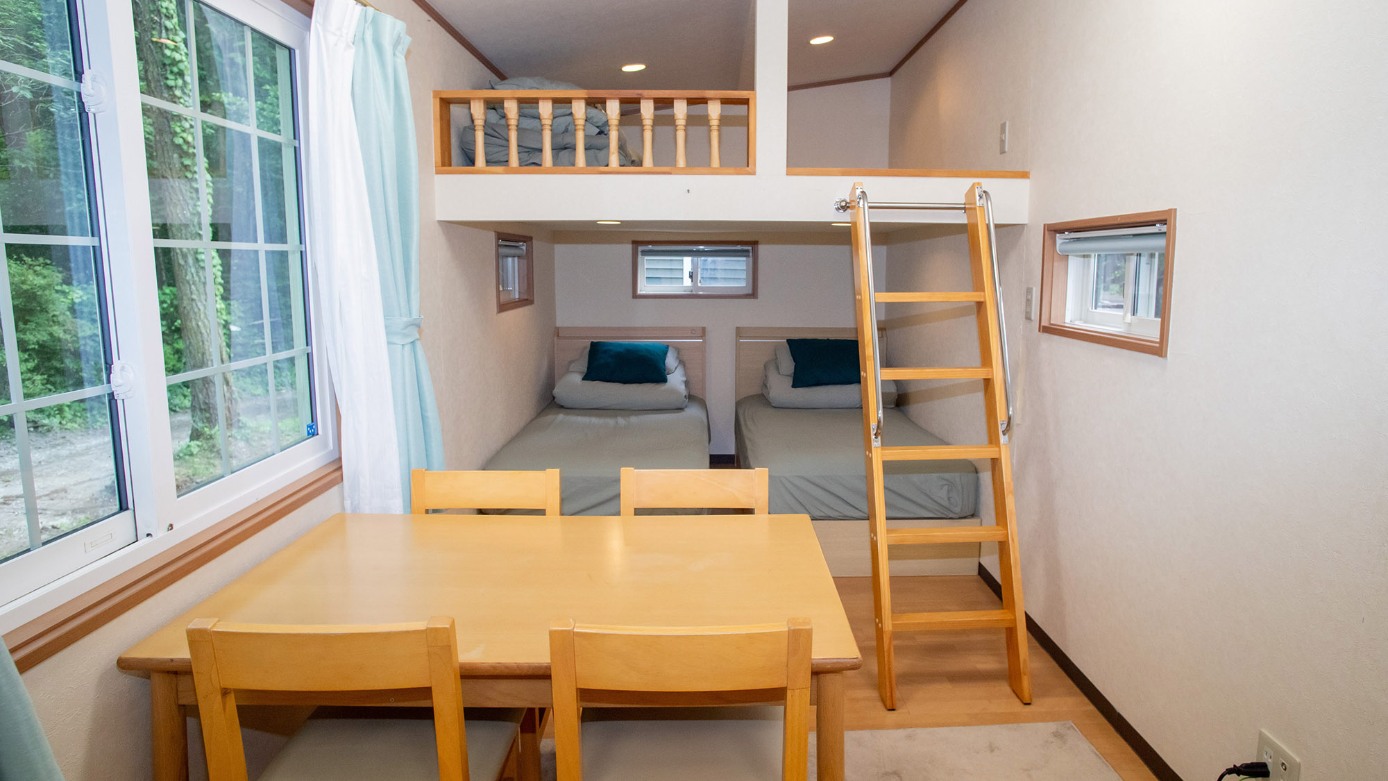 ・【トレーラーハウス　コンフォートキャビン】シングルベッド2台と布団2組を完備。最大4名様宿泊可能