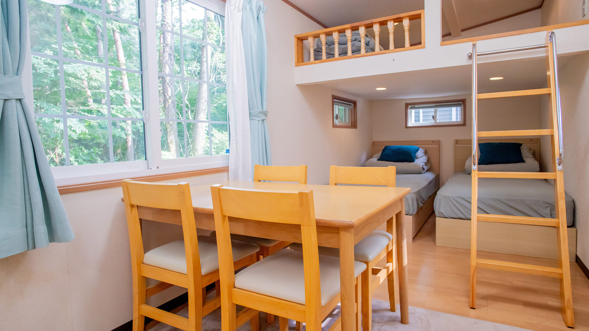 ・【トレーラーハウス　コンフォートキャビン】自然光の差し込む明るいお部屋。のんびりお寛ぎください