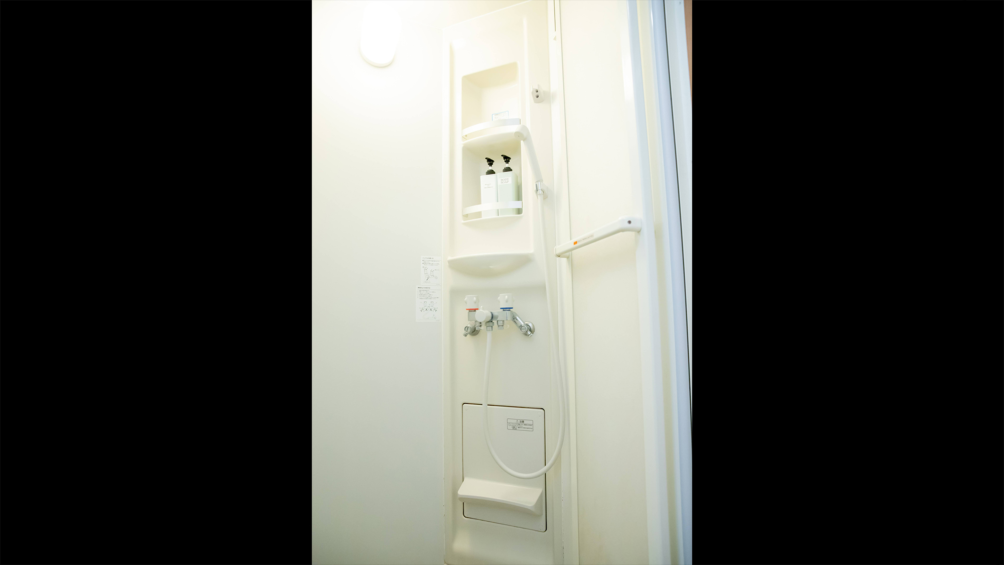 ・【トレーラーハウス　エリート】シンプルで使いやすいシャワールーム。バスアメニティも完備