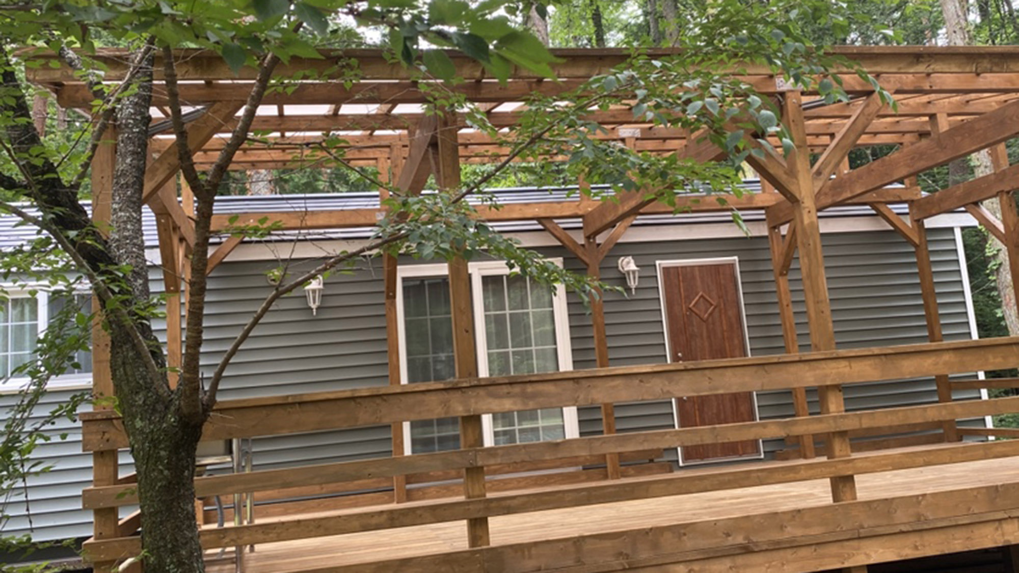 ・【トレーラーハウス　グランデ】木々に囲まれたトレーラーハウス。非日常を感じて身も心も癒されます