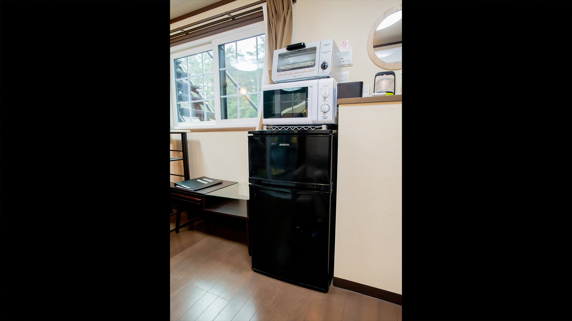 ・【トレーラーハウス　ジャーニー】​トースター、電子レンジ、冷蔵庫を完備。持ち寄った食材を保管可能