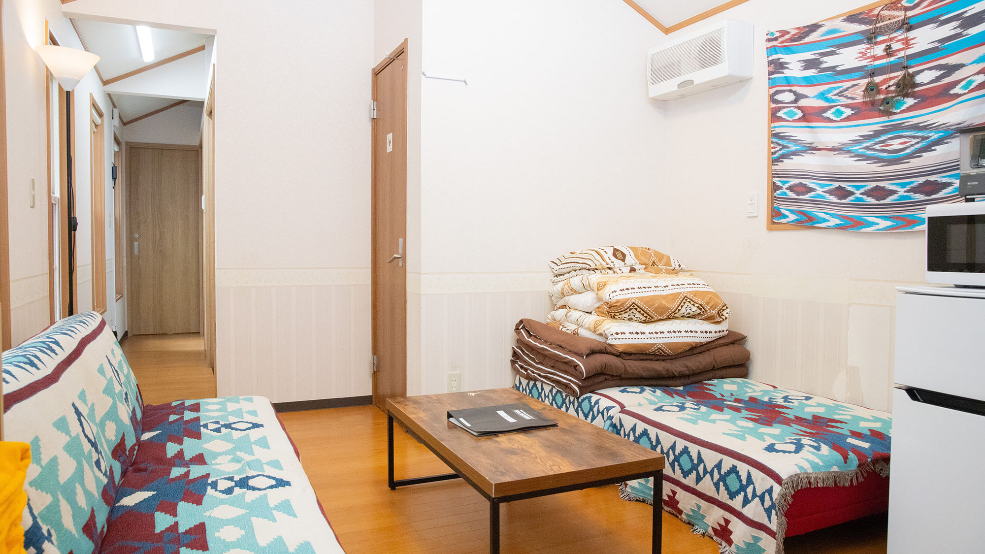 ・【トレーラーハウス　エリート】ソファで時間を忘れてのんびりお過ごしください