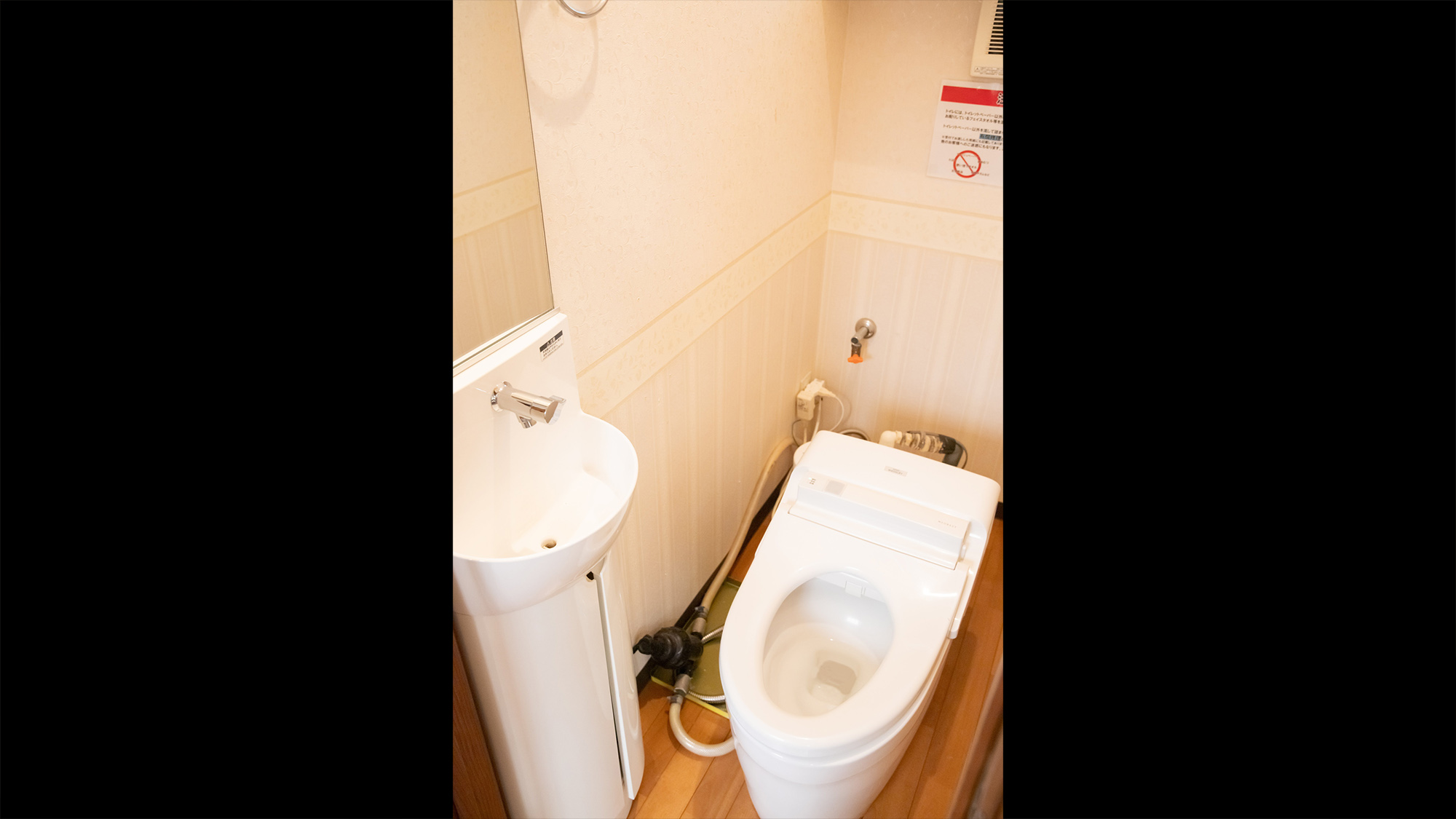 ・【トレーラーハウス　エリート】手洗い場も付いたトイレ。バイオトイレシステムを導入しております