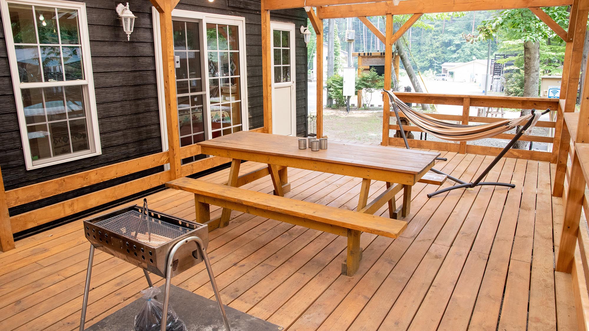 ・【トレーラーハウス　エリート】広々としたウッドデッキ。ご家族やグループでBBQが楽しめます