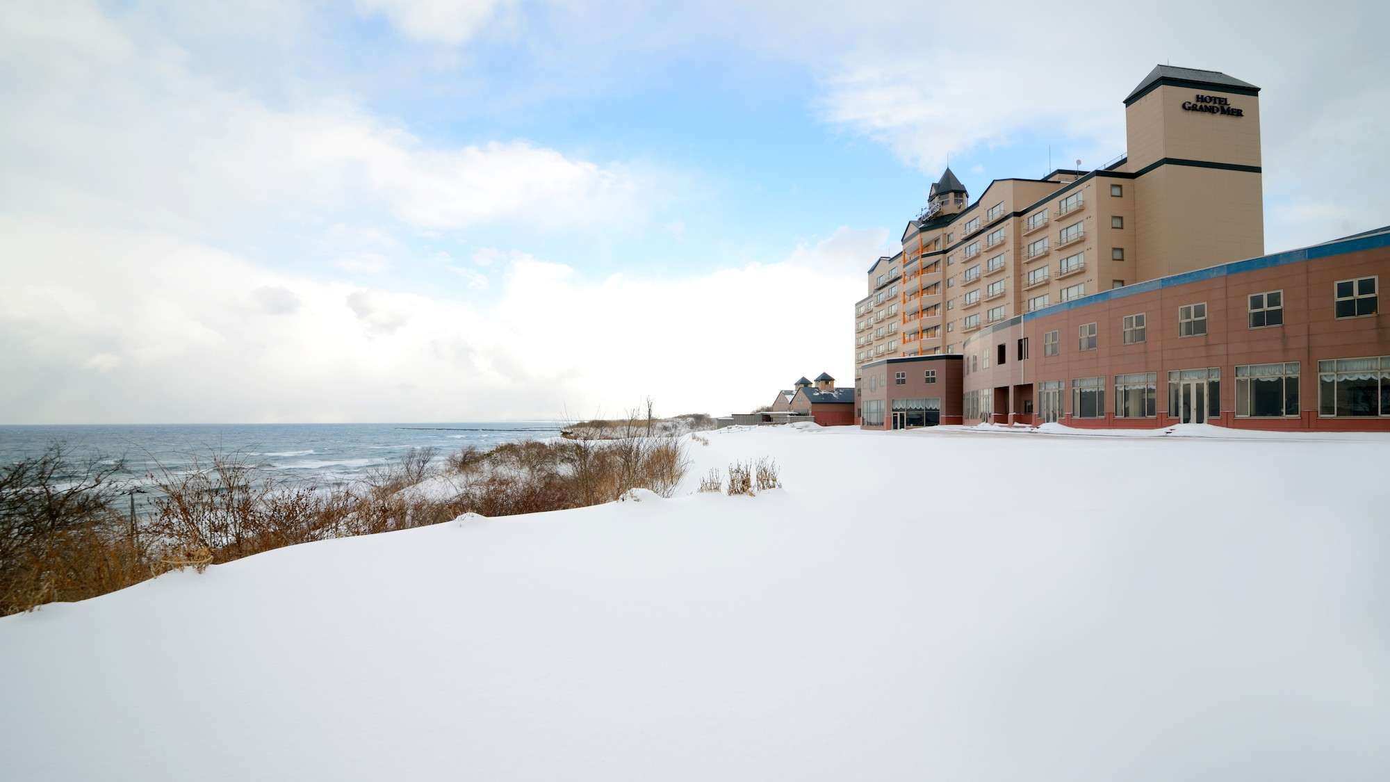 日本海を見おろす高台にあるホテルグランメール山海荘（冬）