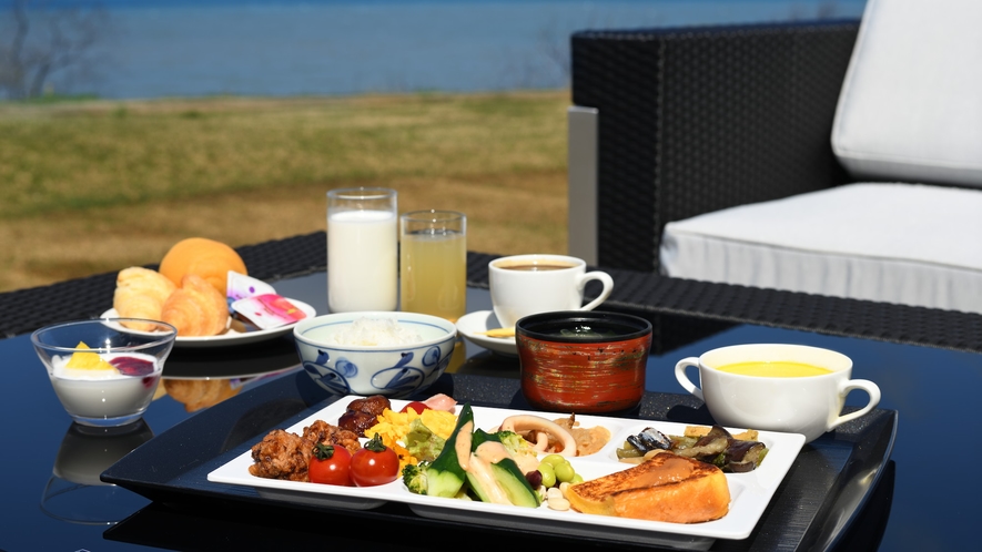 天気がいい日はオープンテラスで海を見ながらのお食事も♪