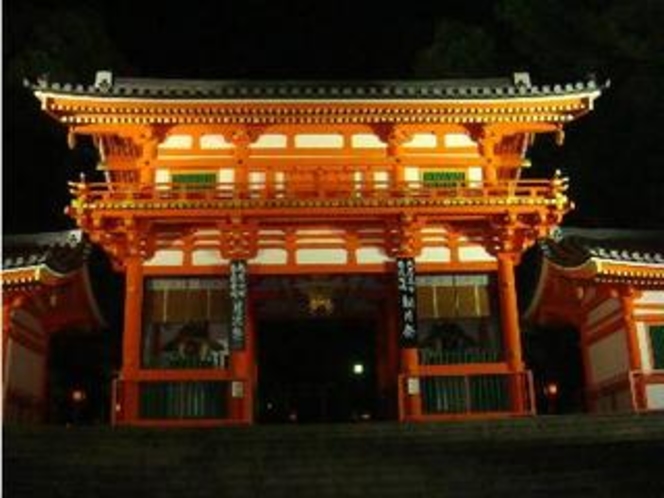 ≪周辺≫八坂神社もすぐそば。徒歩５分でライトアップも楽々見学。