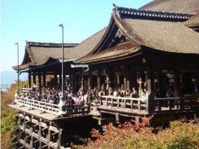 【清水寺・清水の舞台】当館から二寧坂、産寧坂を通って清水寺まで徒歩圏内でございます。