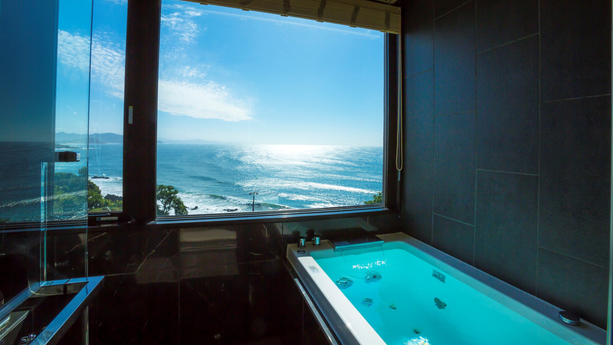 【302・天海】オーシャンビューの客室展望風呂からも、美しい海が一望できます。
