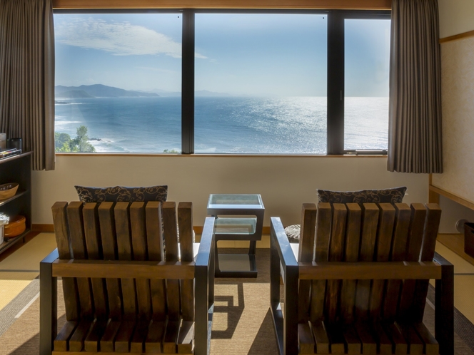 【最上階特別室「天海」】オーシャンビューの客室からは美しい海が一望できます。