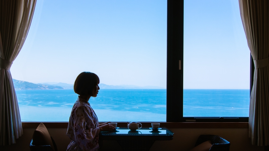 【客室からの眺望】全室オーシャンビューの当館の客室からは美しい真っ青な日本海が一望できます。