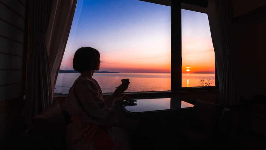 【客室からの眺望】全室オーシャンビューの当館の客室から、海に沈む夕景を一望して。
