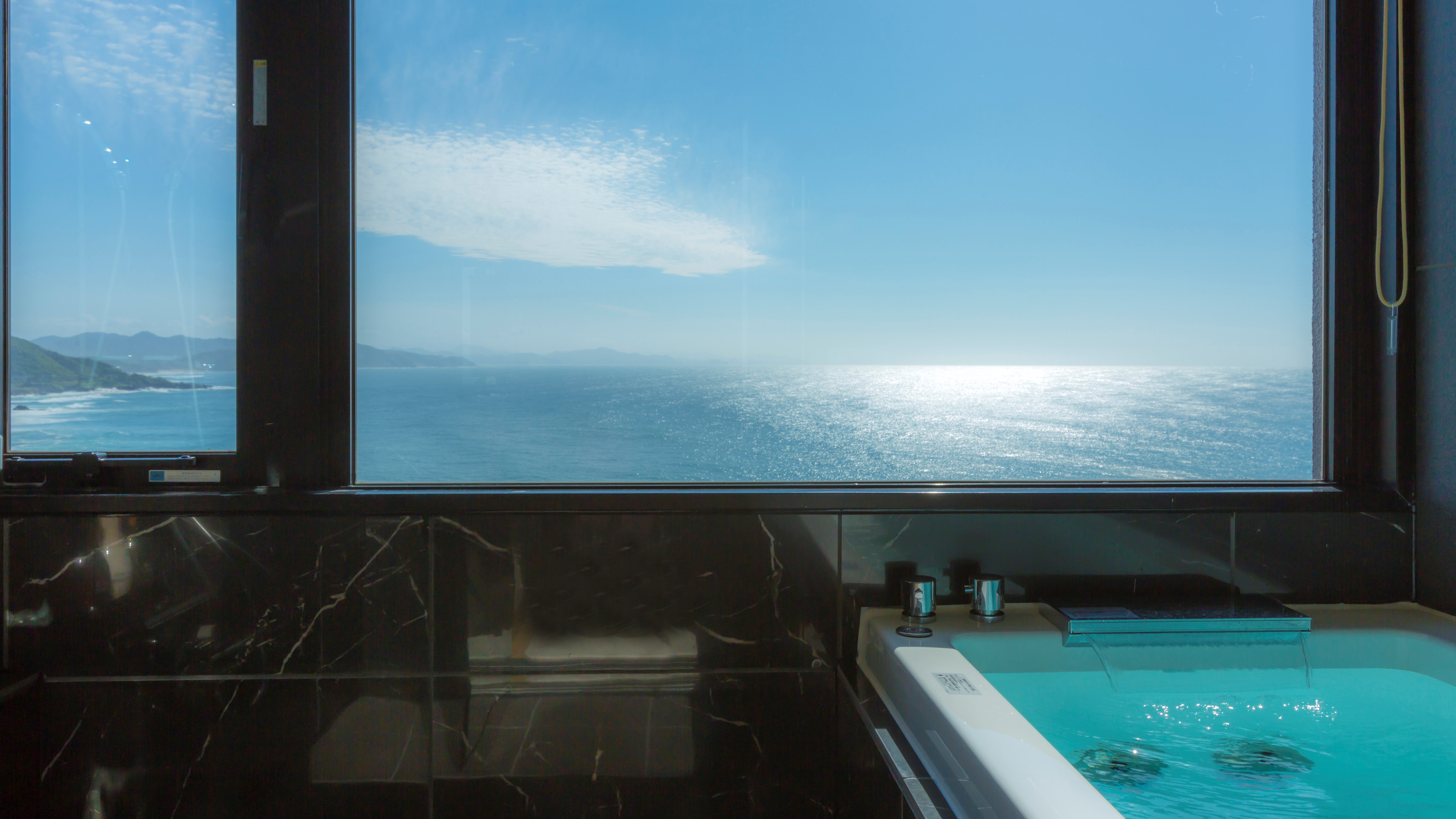 【302・天海】オーシャンビューの客室展望風呂からも、美しい海が一望できます。