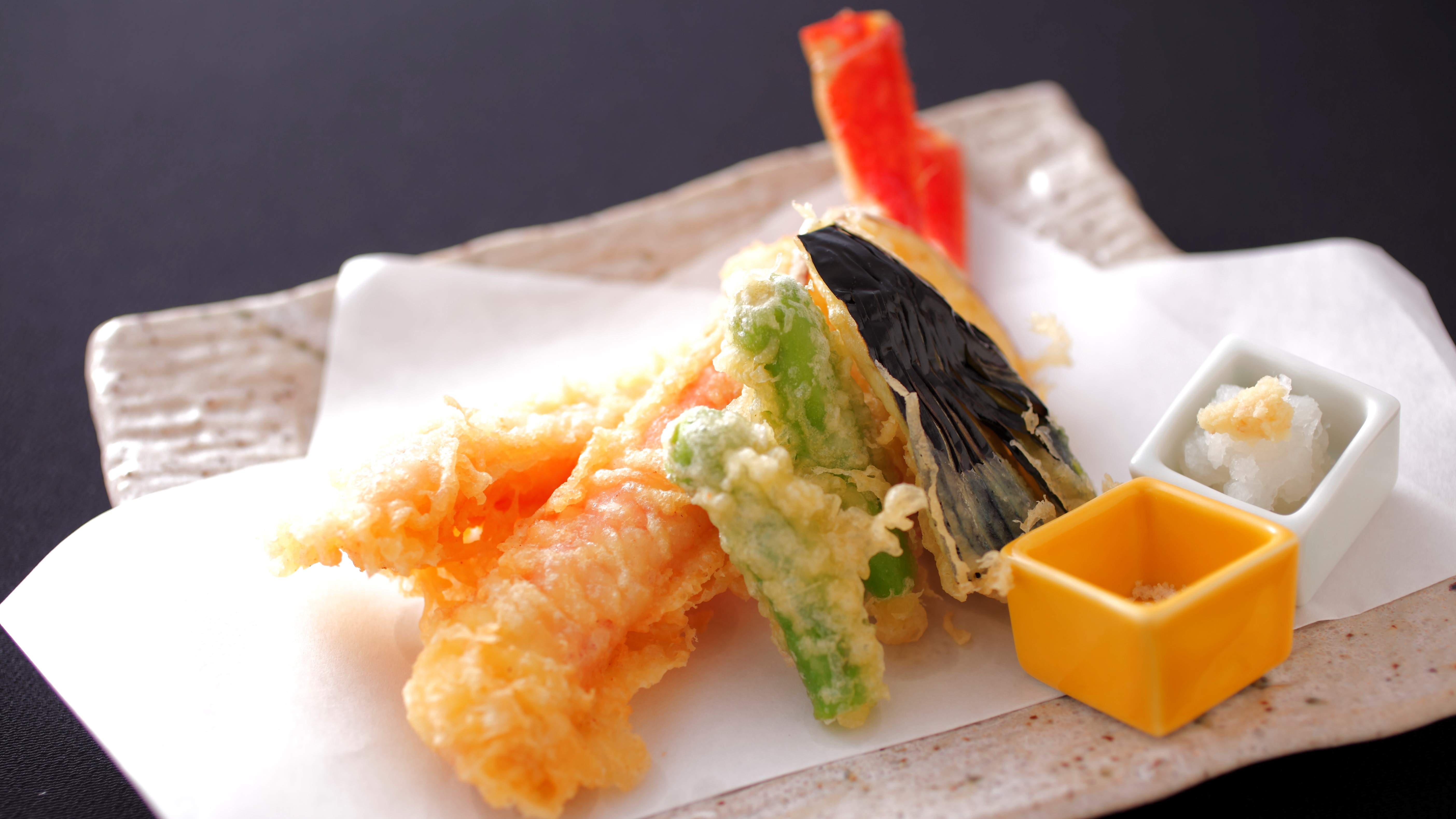 【カニの天ぷら】サクサクの食感で味わうカニの天ぷらは別注料理でも人気♪