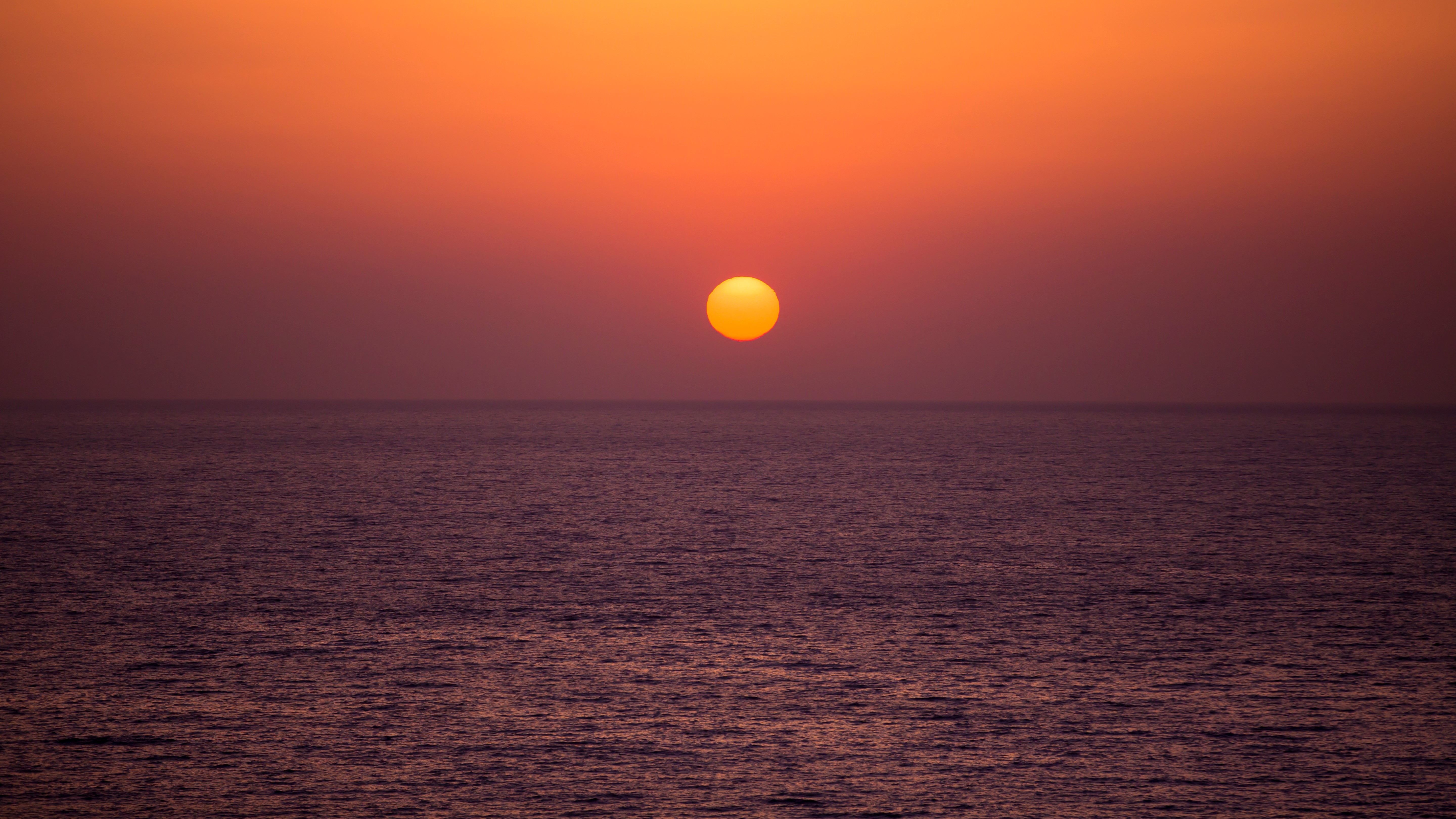 【寿海亭からの夕景】夏の夕日は海の真ん中に落ちます。真っ赤に染まる日本海の情景を愉しんで。