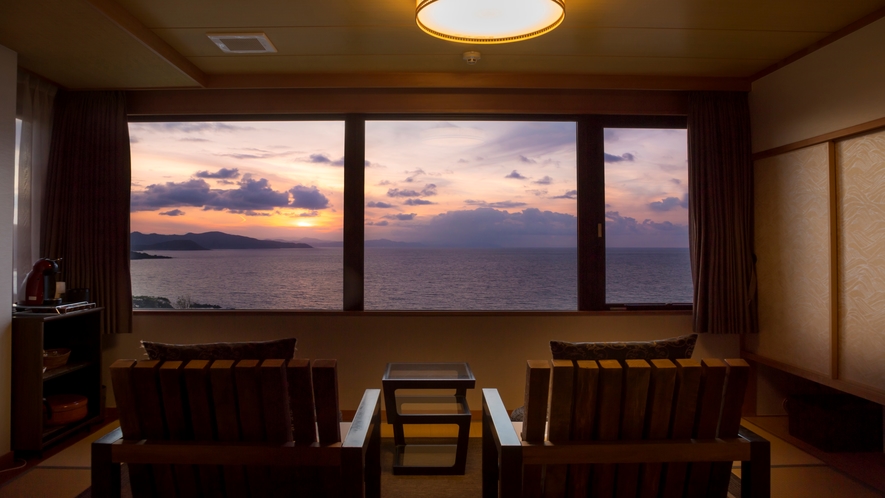 【最上階特別室「天海」】最上階・特別室から一望する雄大な日本海と夕日絶景で心癒されて。
