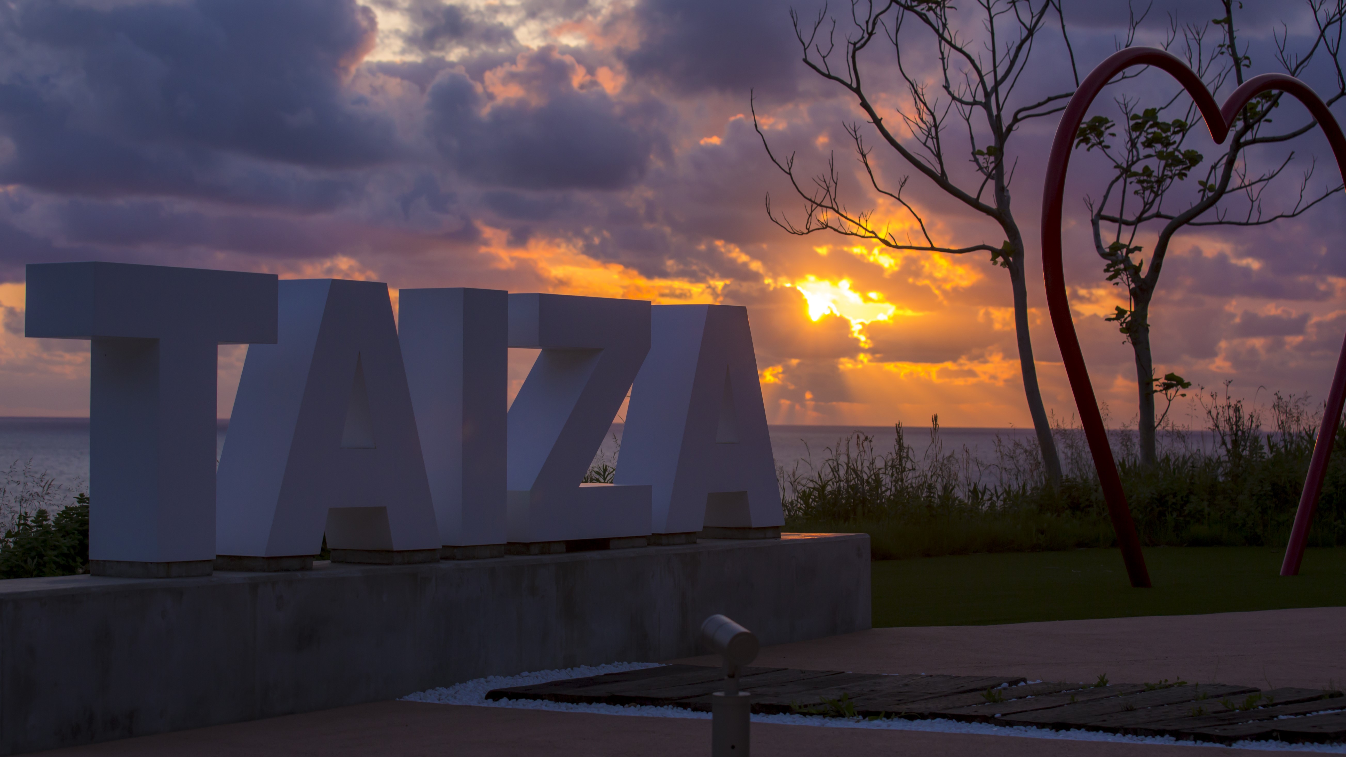 【間人テラス】夕暮れ時の幻想的な空と海が綺麗、「TAIZA」のモニュメントと一緒に写真を。