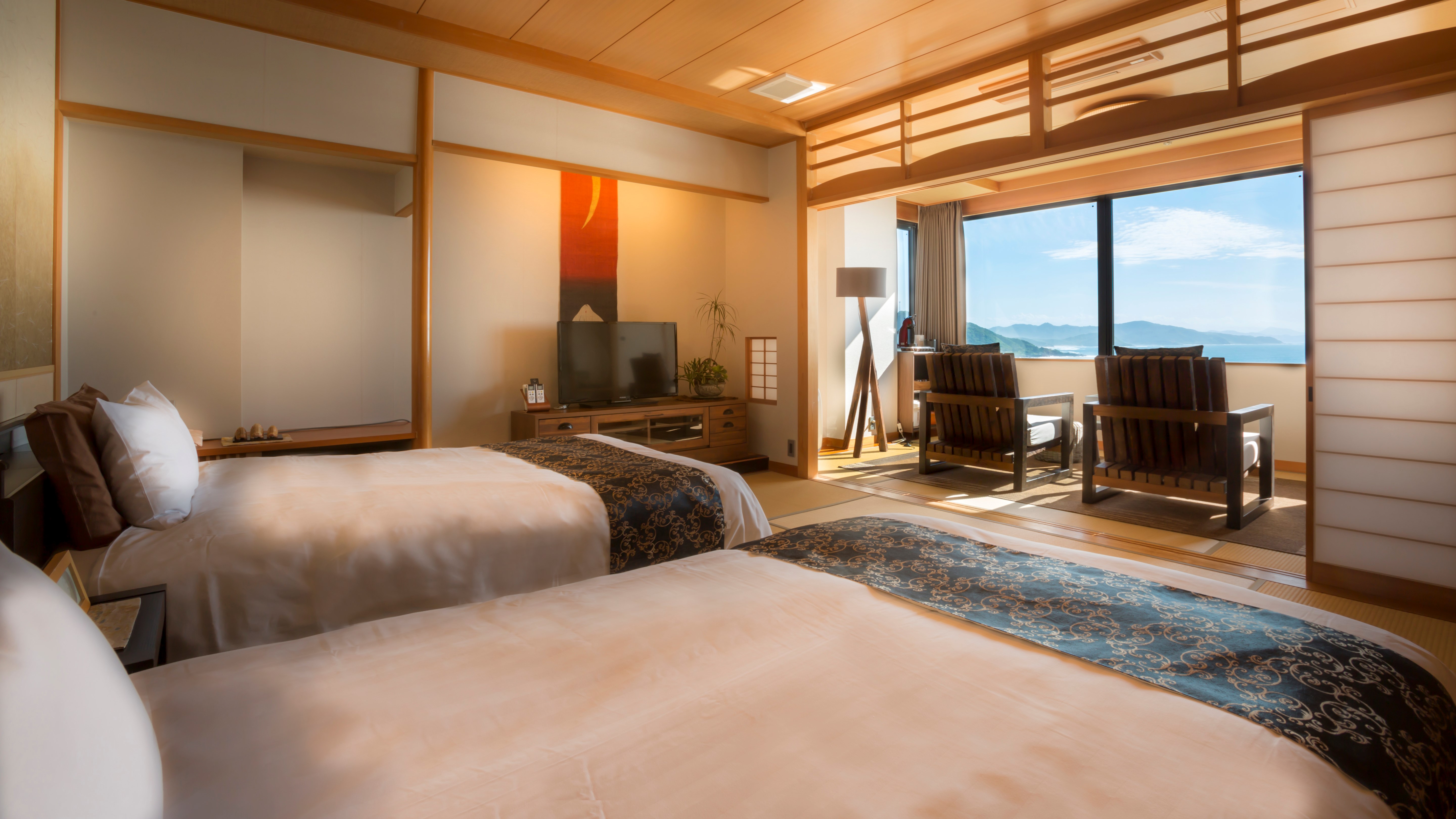 【最上階特別室「天海」】オーシャンビューの客室からは、まるで絵画のように美しい海が一望できます。