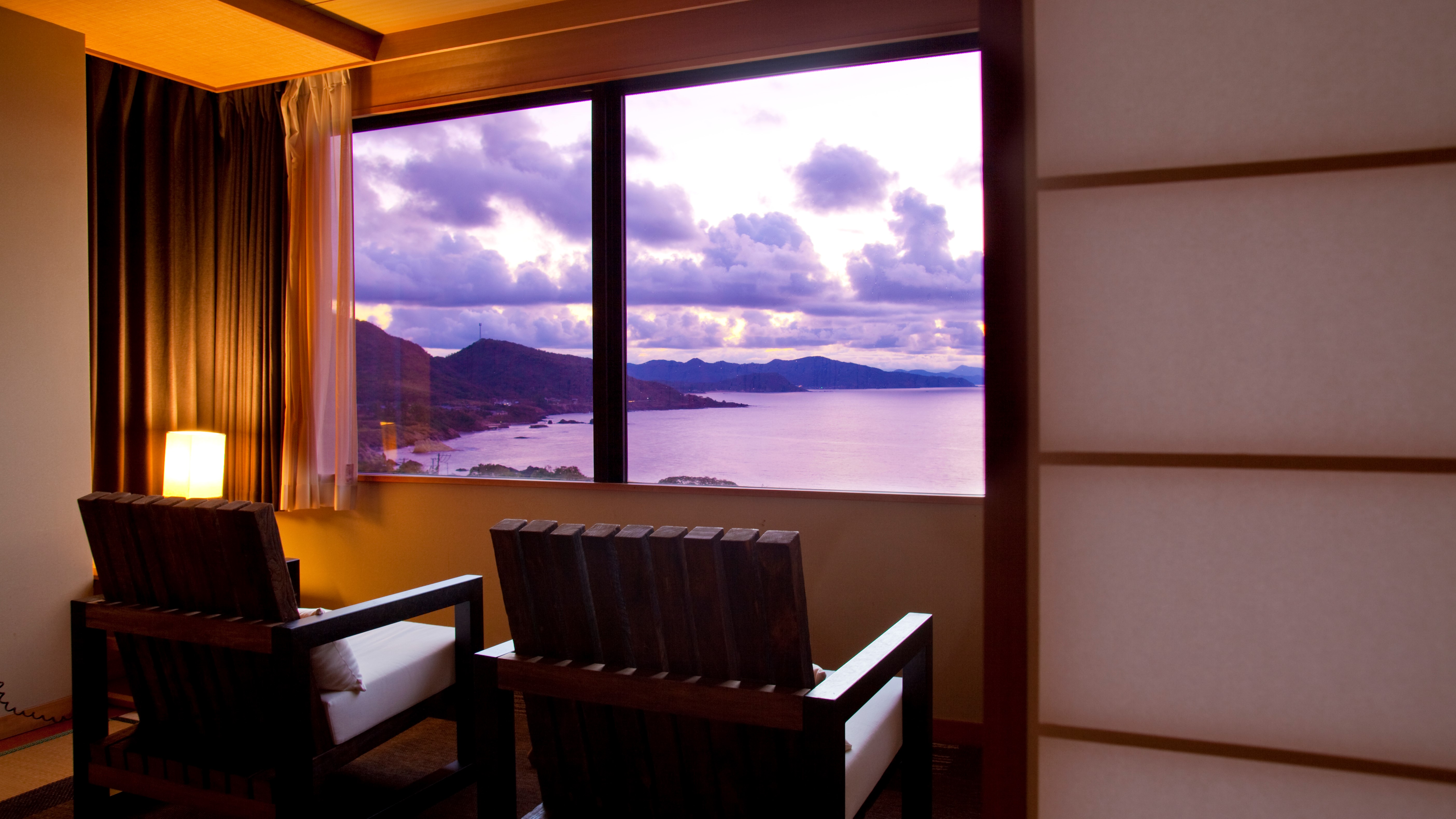 【最上階特別室「天海」】刻一刻と変わりゆく日本海の絶景を望み、ゆったりとお過ごしください。