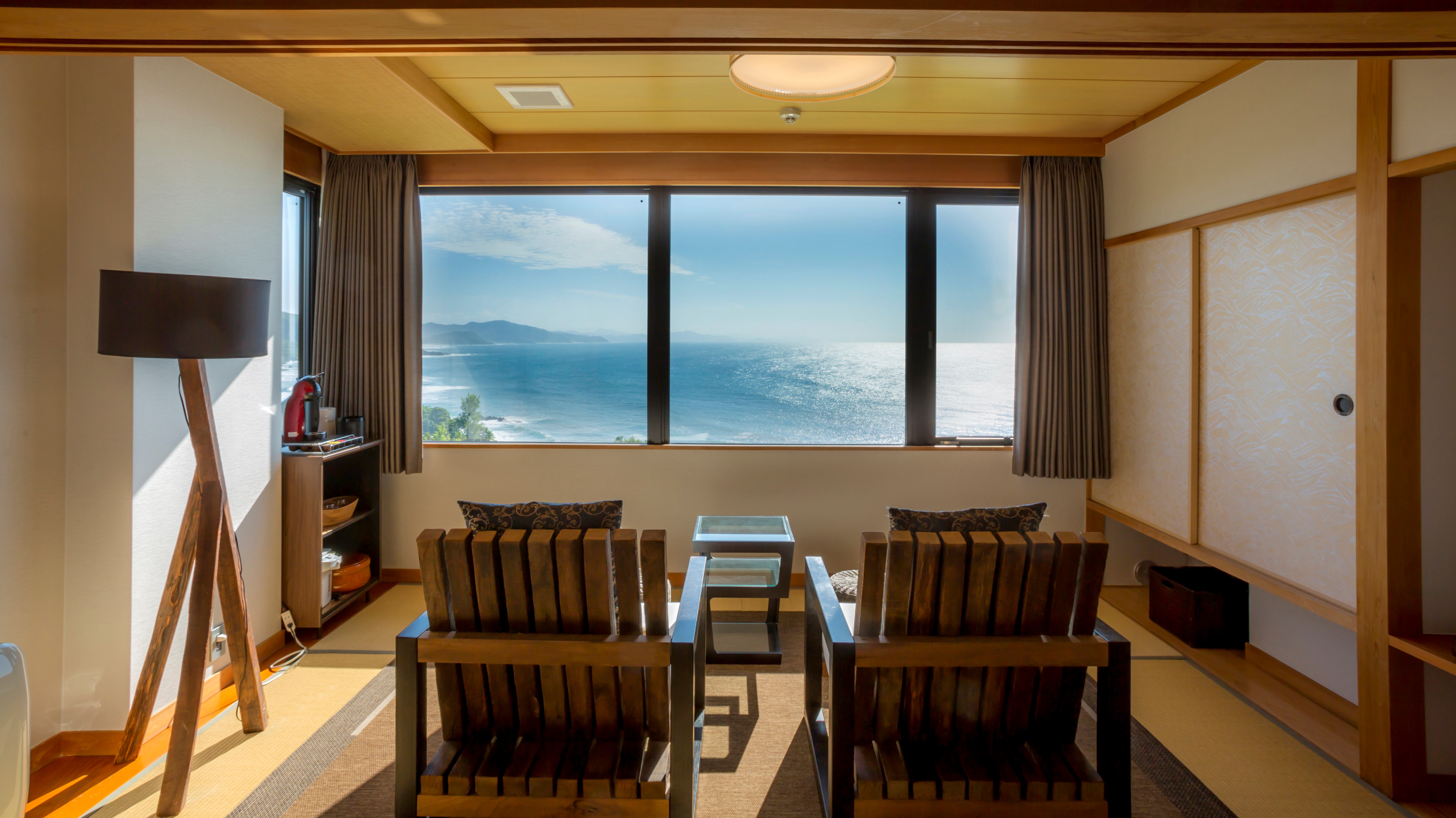 【最上階特別室「天海」】オーシャンビューの客室からは、まるで絵画のように美しい海が一望できます。