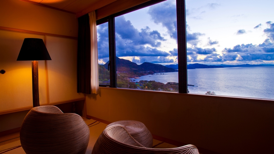 【最上階特別室「天空」】お洒落なラタンソファに座って、ゆっくりと雄大な海を眺めてください。