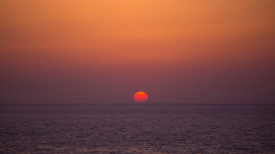 【寿海亭からの夕景】夏の夕日は海の真ん中に落ちます。真っ赤に染まる日本海の情景を愉しんで。