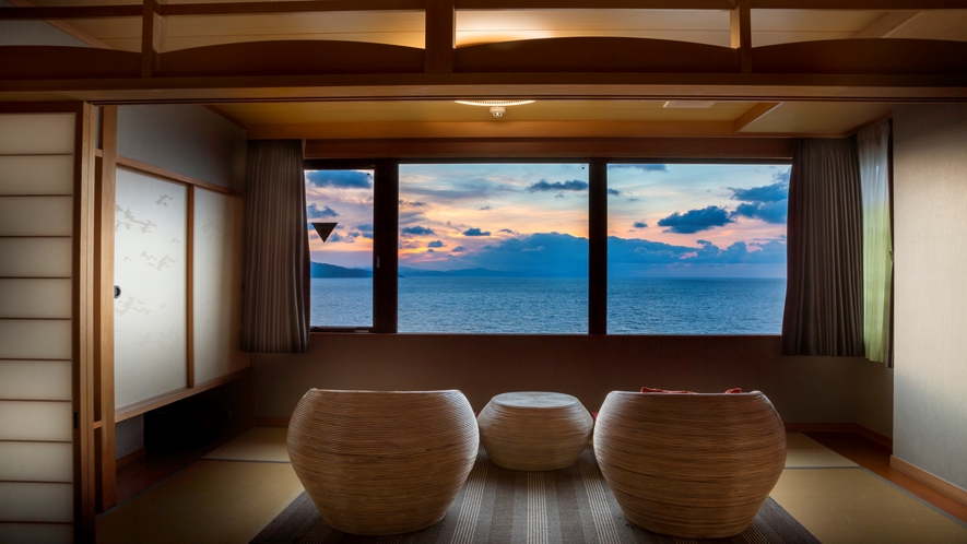 【最上階特別室「天空」】最上階・特別室から一望する雄大な日本海絶景で心癒されて。