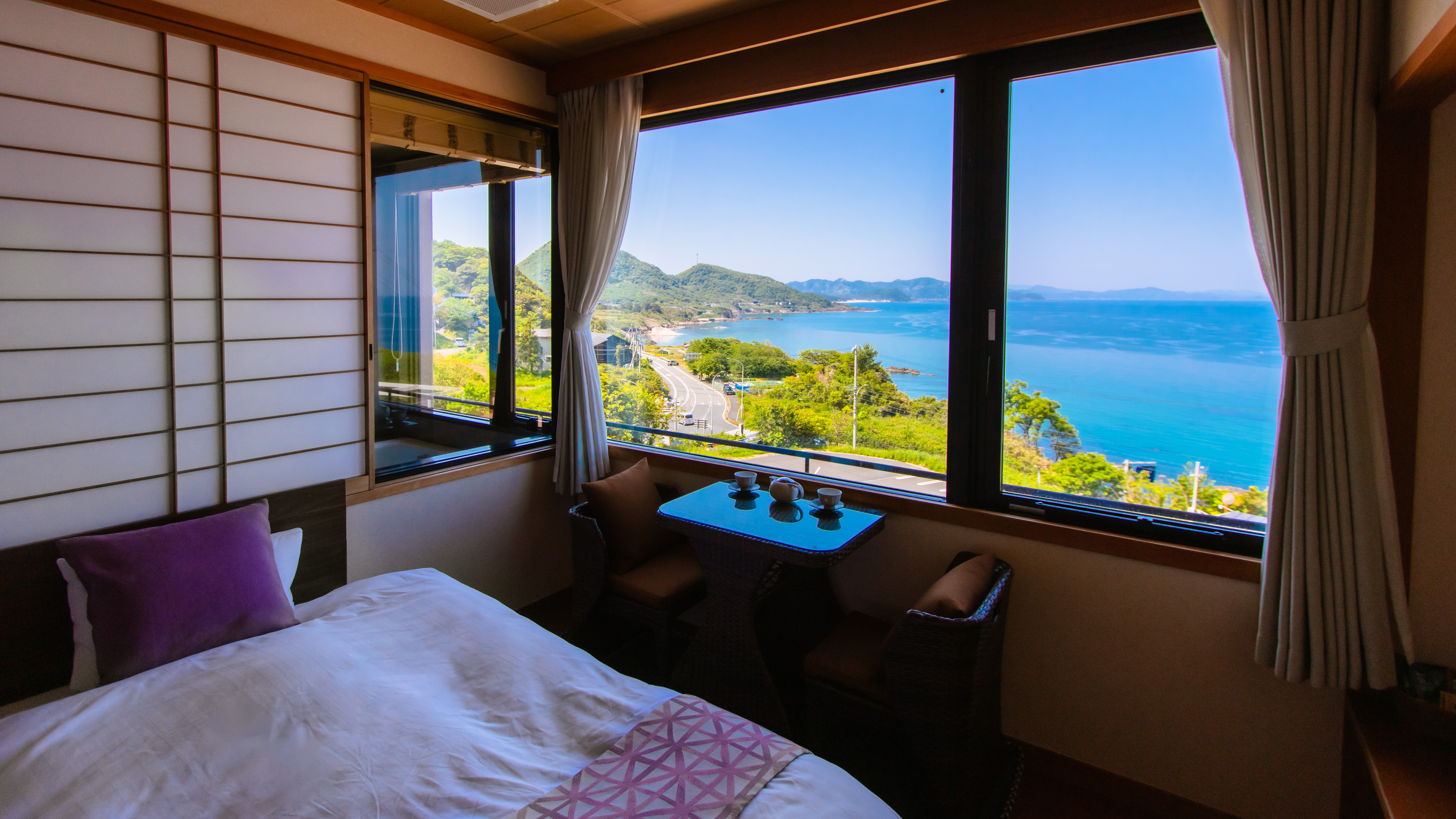 【客室からの眺望】全室オーシャンビューの当館の客室からは美しい真っ青な日本海が一望できます。
