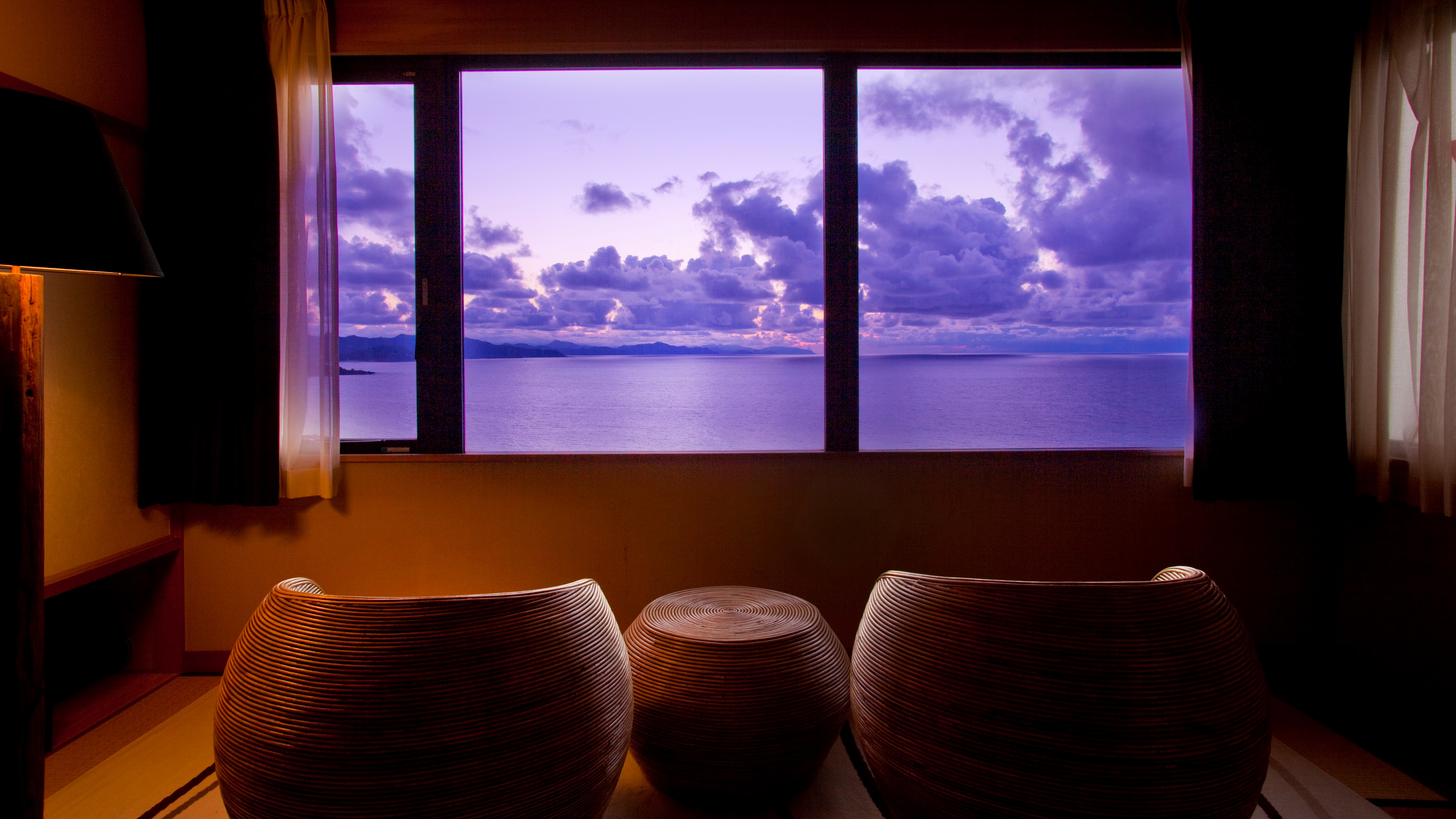 【最上階特別室「天空」】お洒落なラタンソファに座って、ゆっくりと雄大な海を眺めてください。