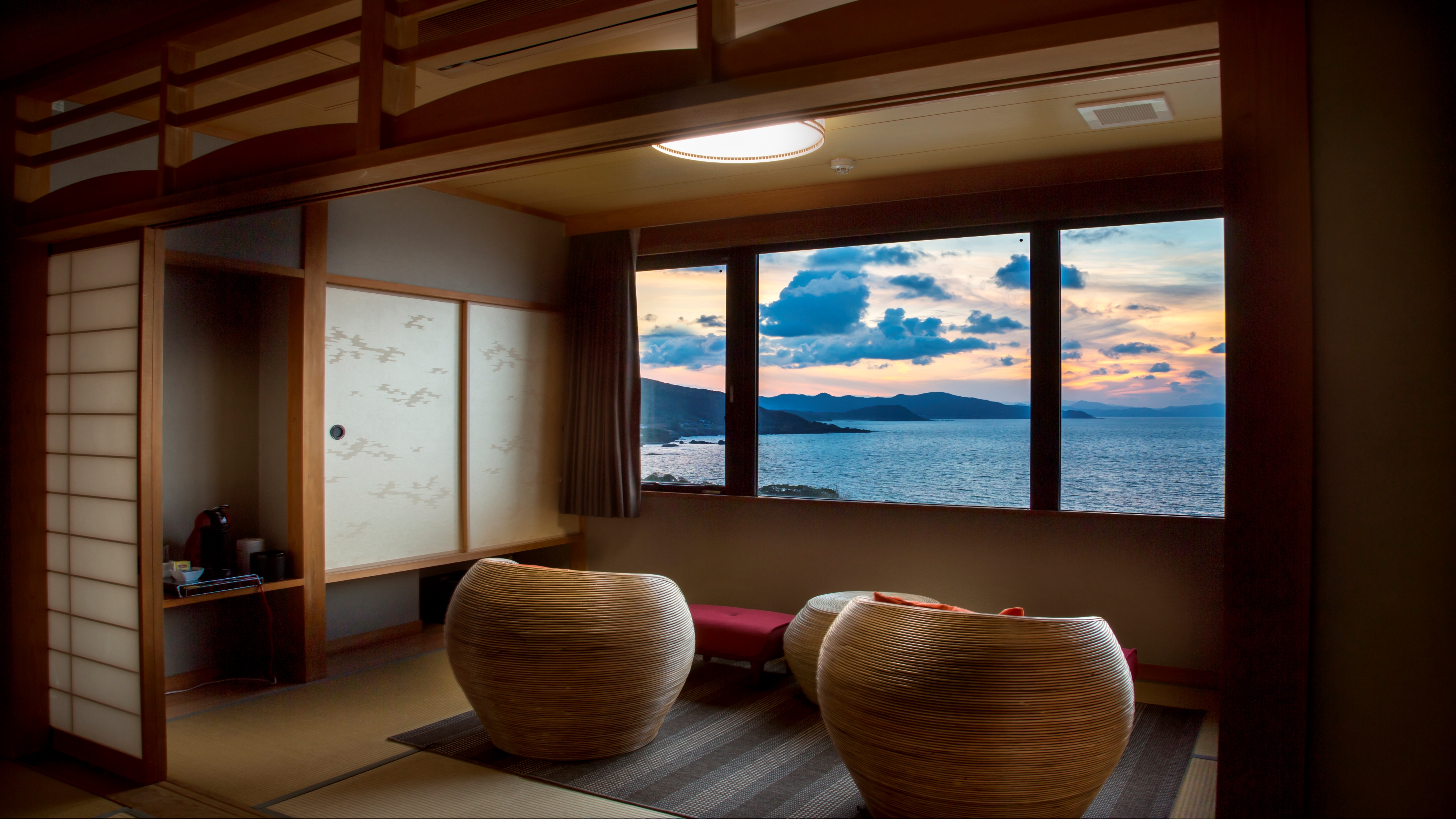 【最上階特別室「天空」】最上階・特別室から一望する雄大な日本海絶景で心癒されて。