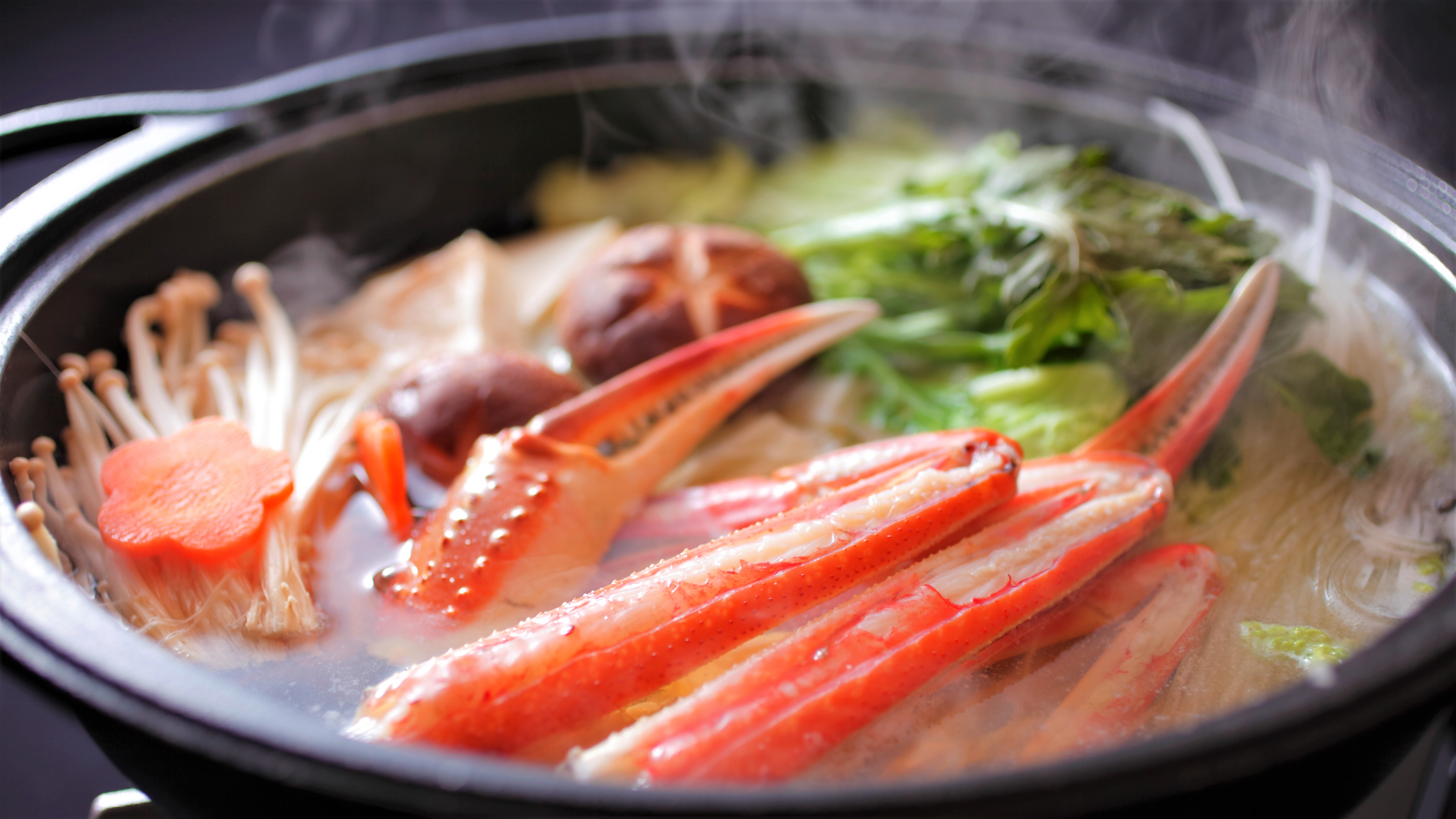 【カニすき鍋】冬の定番カニすき鍋は当館自家製のポン酢でどうぞ♪