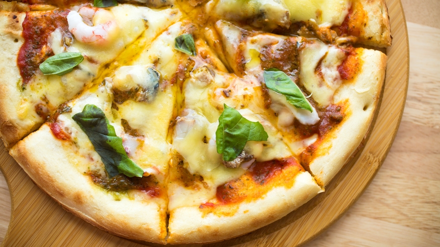 【間人テラス】当館下のカフェで提供している大人気のシーフードピザ