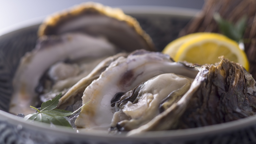 【岩牡蠣】夏の味覚「海のミルク」と称される大粒でプリプリな岩牡蠣は濃厚な旨味、磯の香りが広がります。