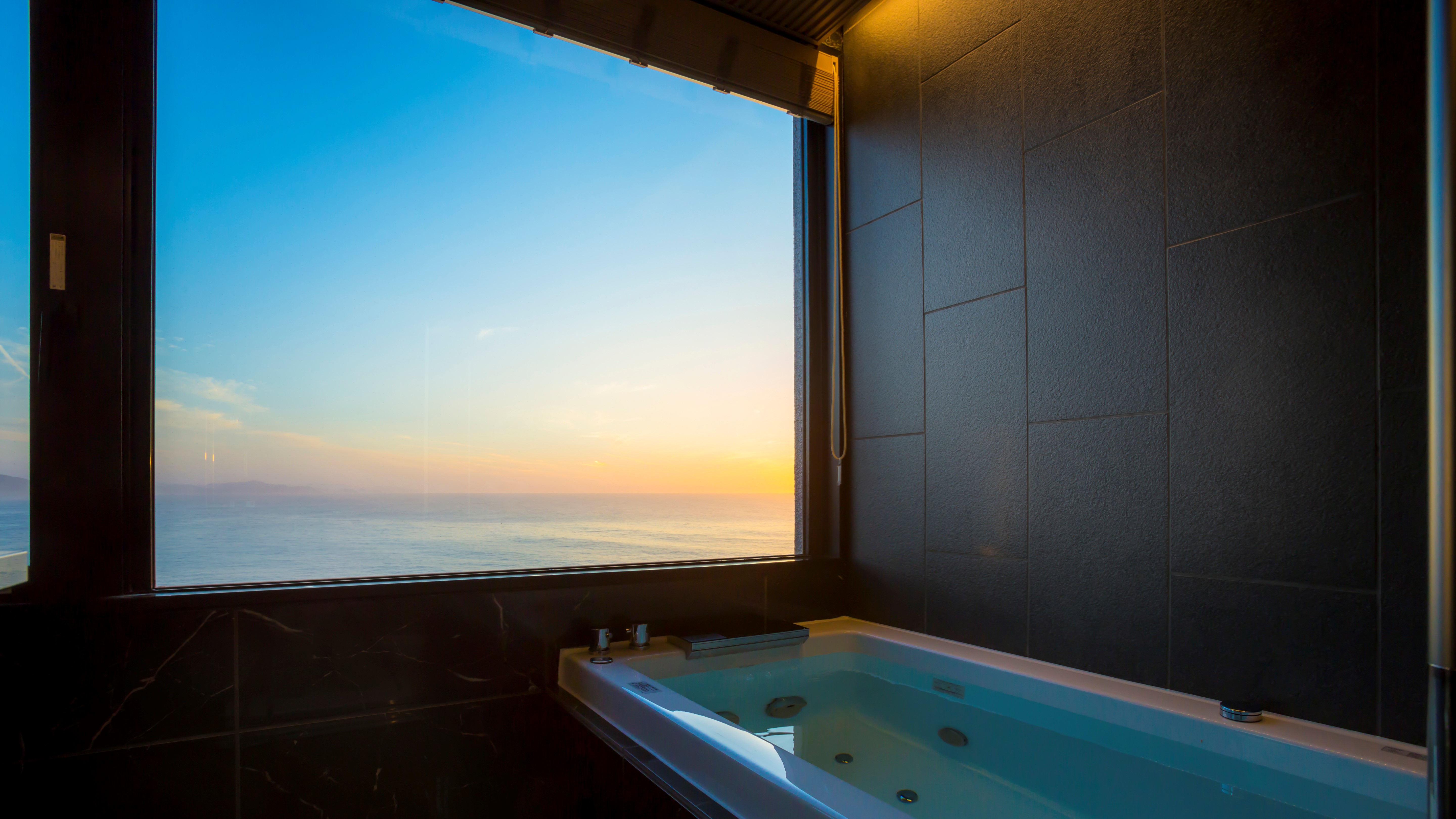 【302・天海】オーシャンビューの客室展望風呂からは、美しい夕景も見ていただけます。