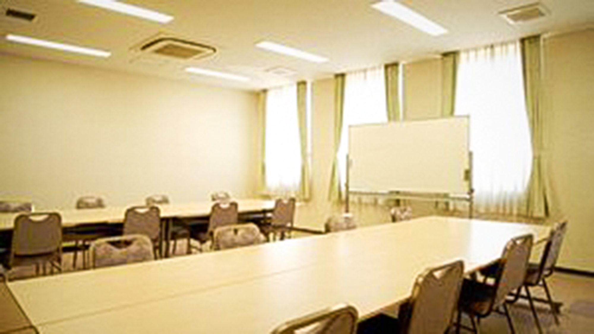 ・【会議室】合宿に必要な宿泊・会議・食事が揃い、パークゴルフ場やテニスコートなどスポーツ施設も充実
