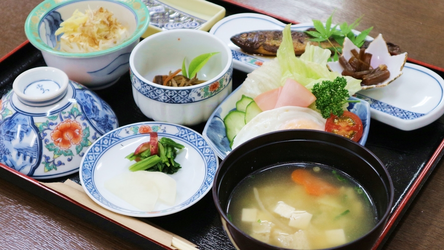 *【朝食一例】川魚の甘露煮・卵料理等、シンプルな和朝食をご用意。