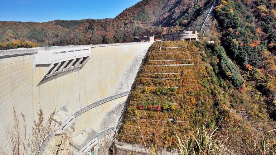 *【温井ダム】高さ156メートルのアーチ式コンクリートダム。黒部第四ダムに次ぐ国内第2位の高さ！