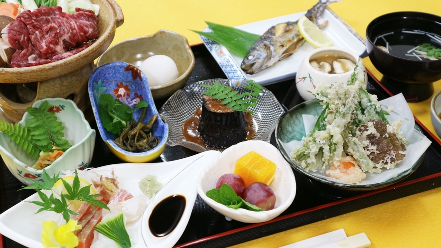 *【夕食一例】季節の地の物をふんだんに使ったお料理の数々。