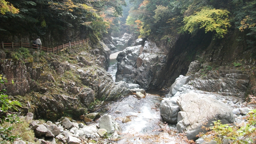 *【三段峡(竜の口)】急流で岩盤が竜のごとく蛇行しながら浸食されています。