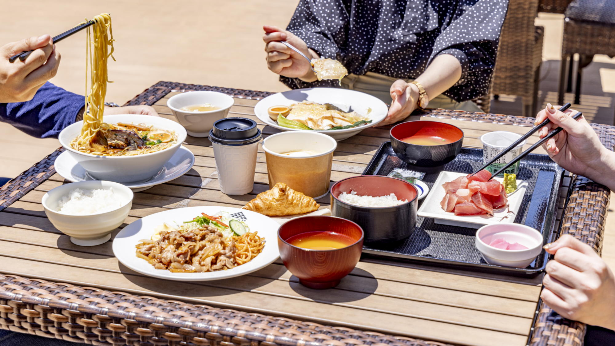 お天気の良い日はテラスでのお食事も