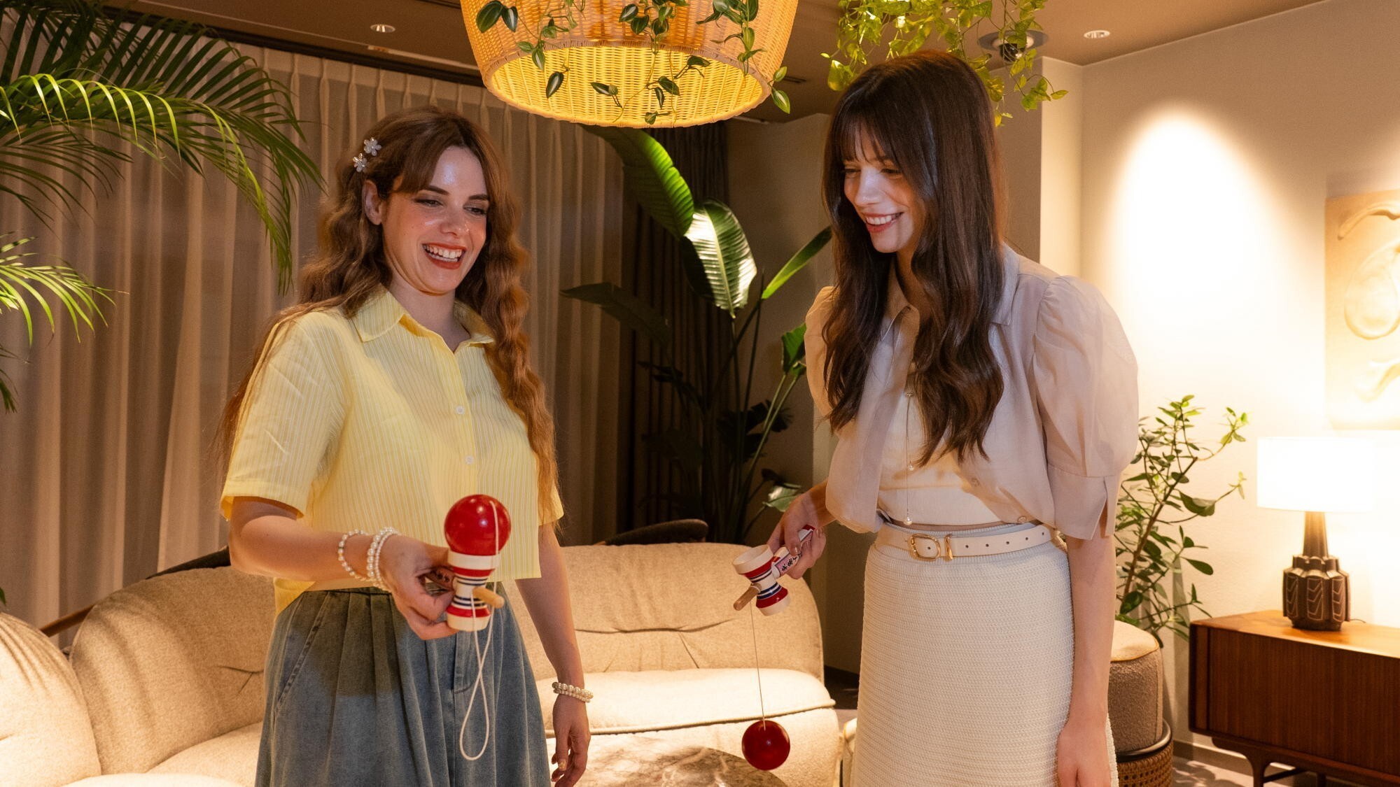 【ロビーラウンジ】緑豊かなパティオとひとつなぎのラウンジには、さわやかな陽の光が差し込みます。