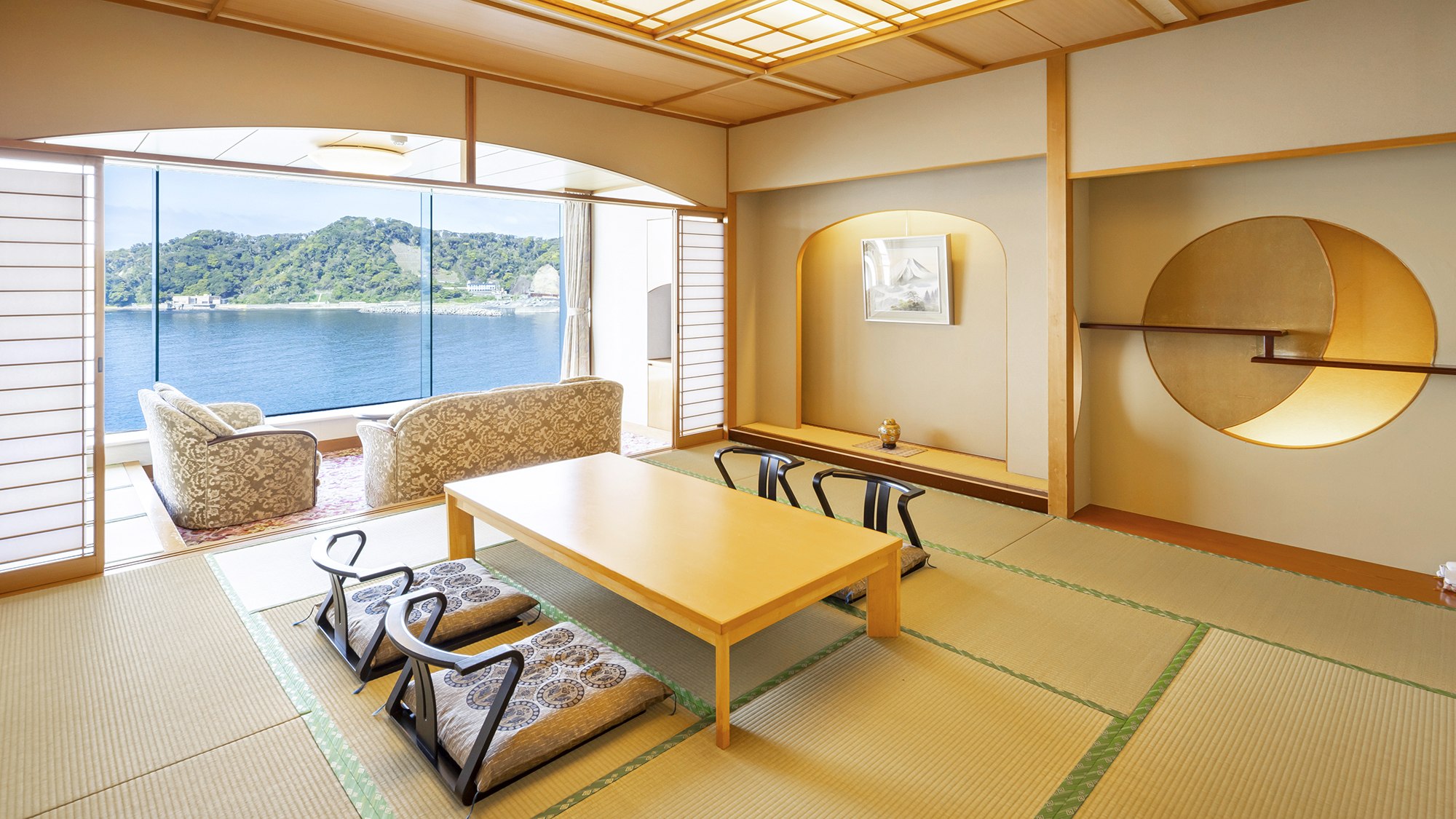 【華月亭特別室】開放感に溢れた空間でごゆっくりお寛ぎ頂けます。