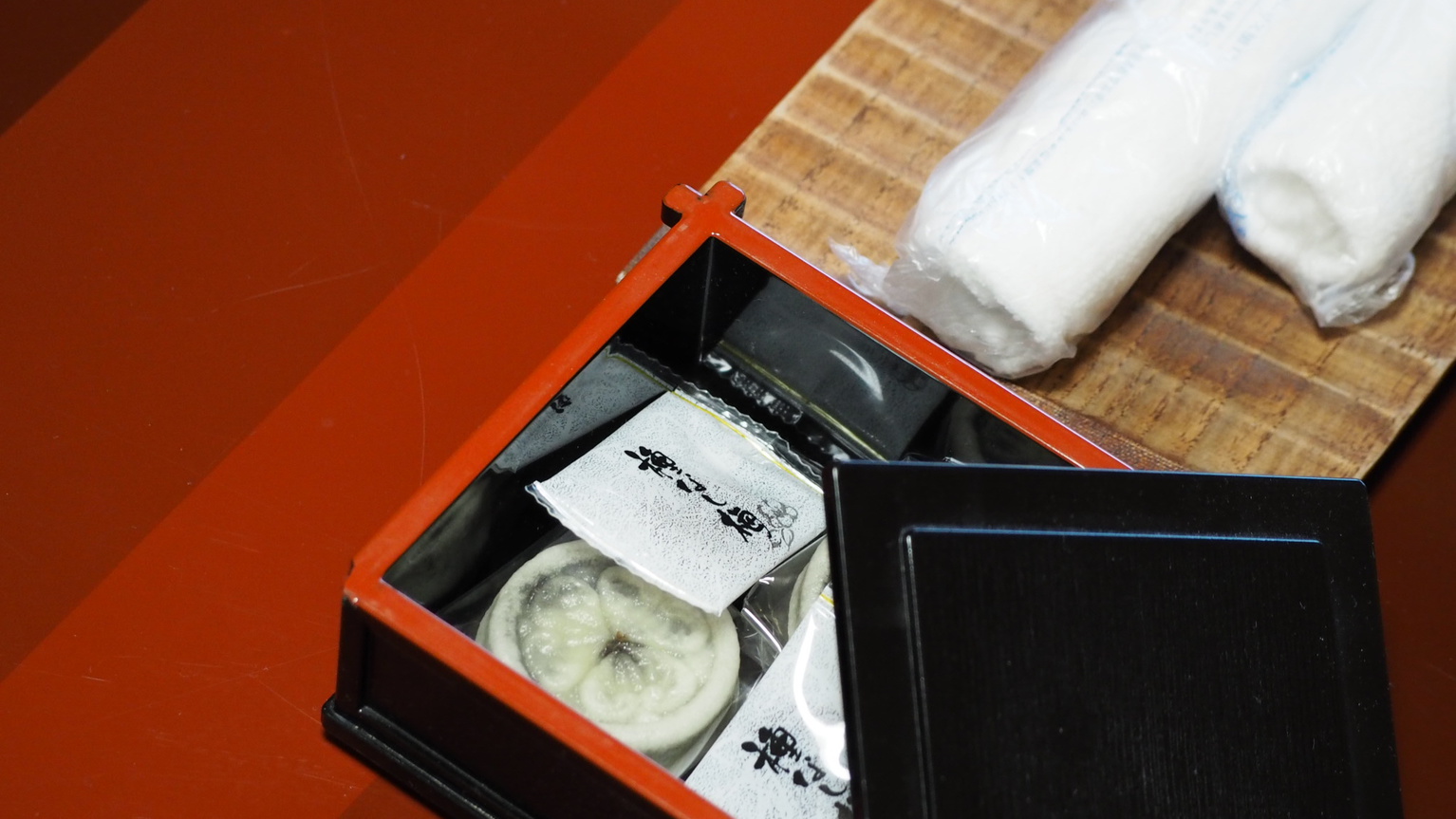 いらっしゃいませ　お菓子と七福茶でお出迎え