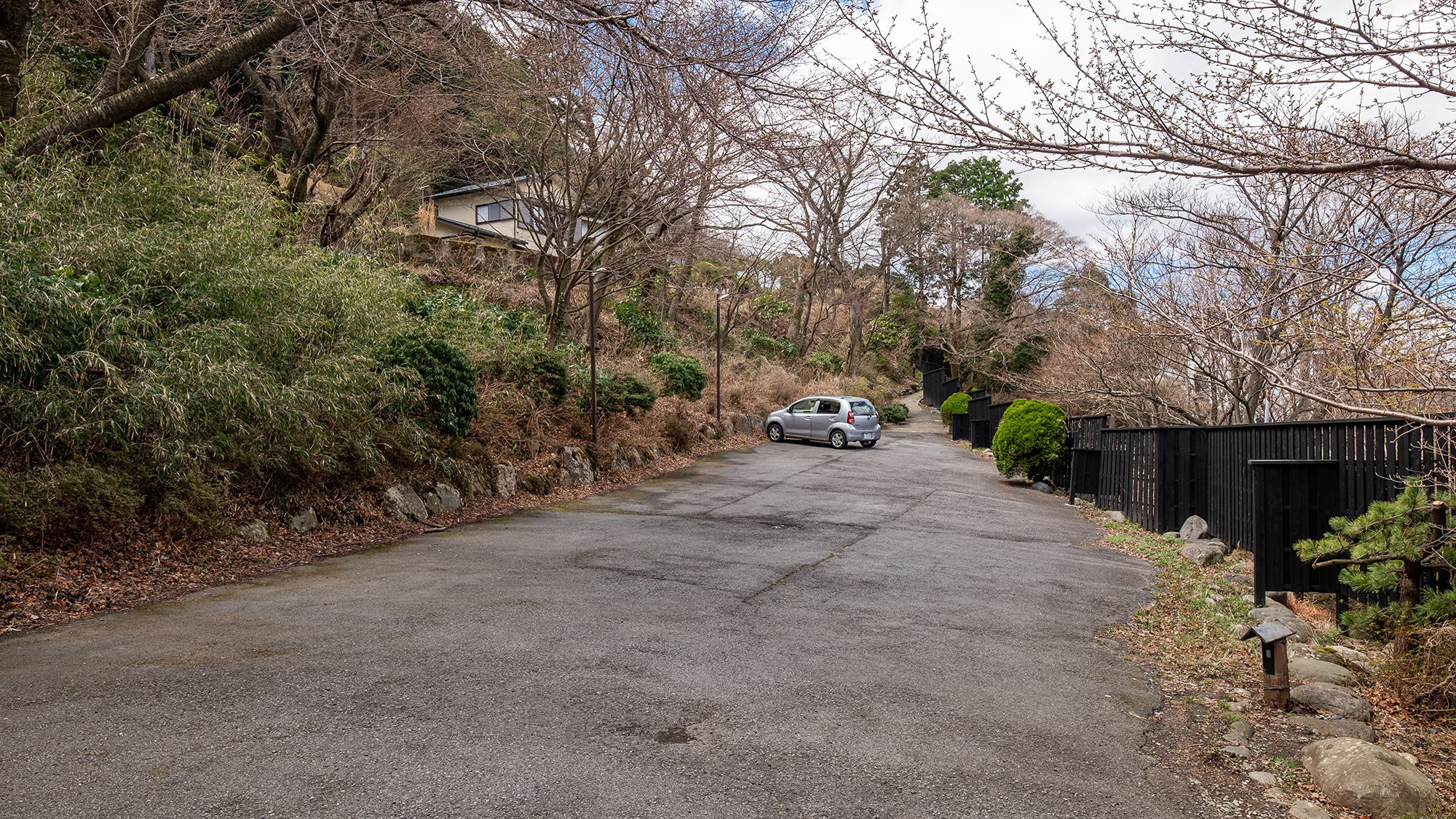 【駐車場のご案内】空いている場所にご自由にお停め下さいませ。