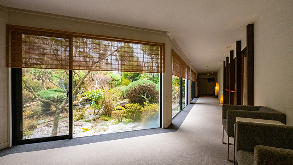 館内より望む庭園