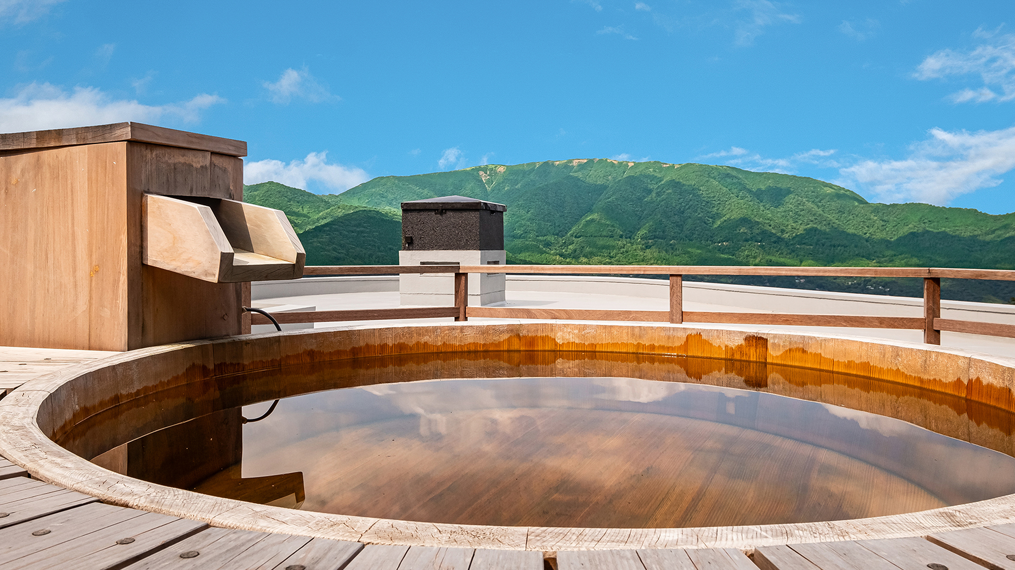 屋上露天風呂「天空の湯」（岩盤浴付き）