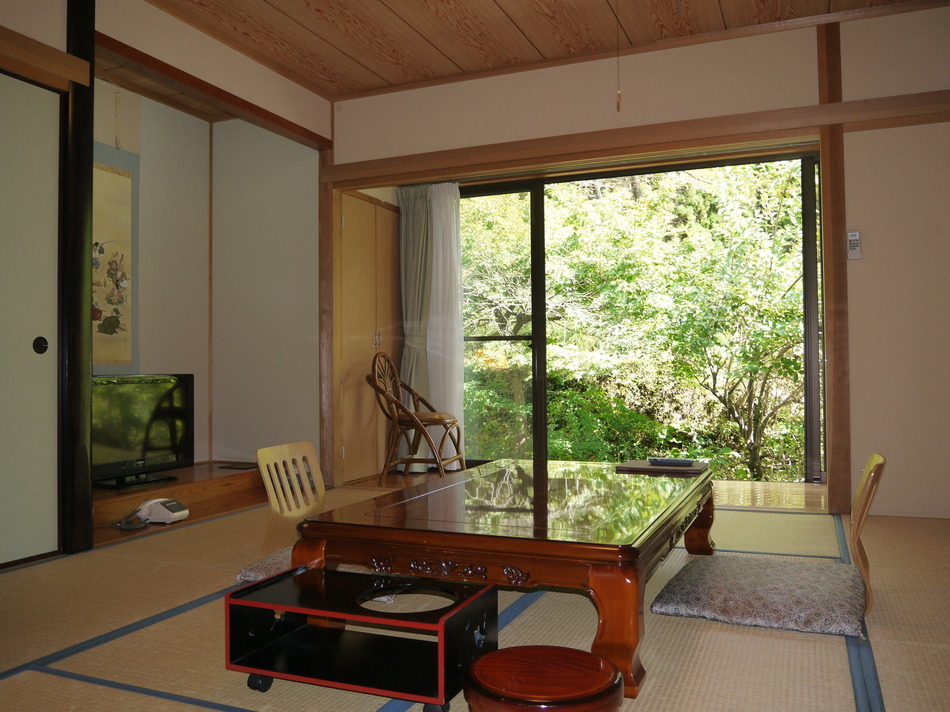 Japanese atmosphere soothes the mind / An example of a guest room without a bath