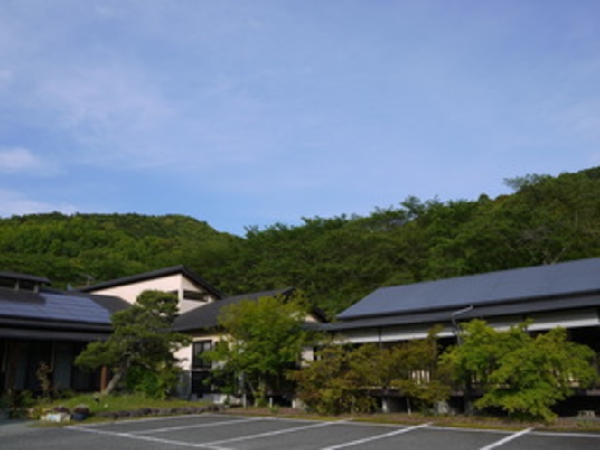 周りは自然に囲まれ、ゆっくりとした時の流れを感じれる平山温泉の一番奥にひっそりと佇む温泉宿