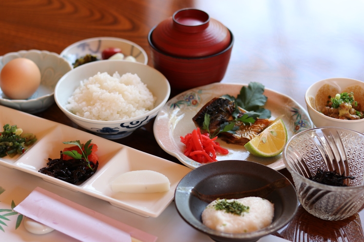 朝食の一例　美味しいお米で新鮮な卵かけご飯が絶品です