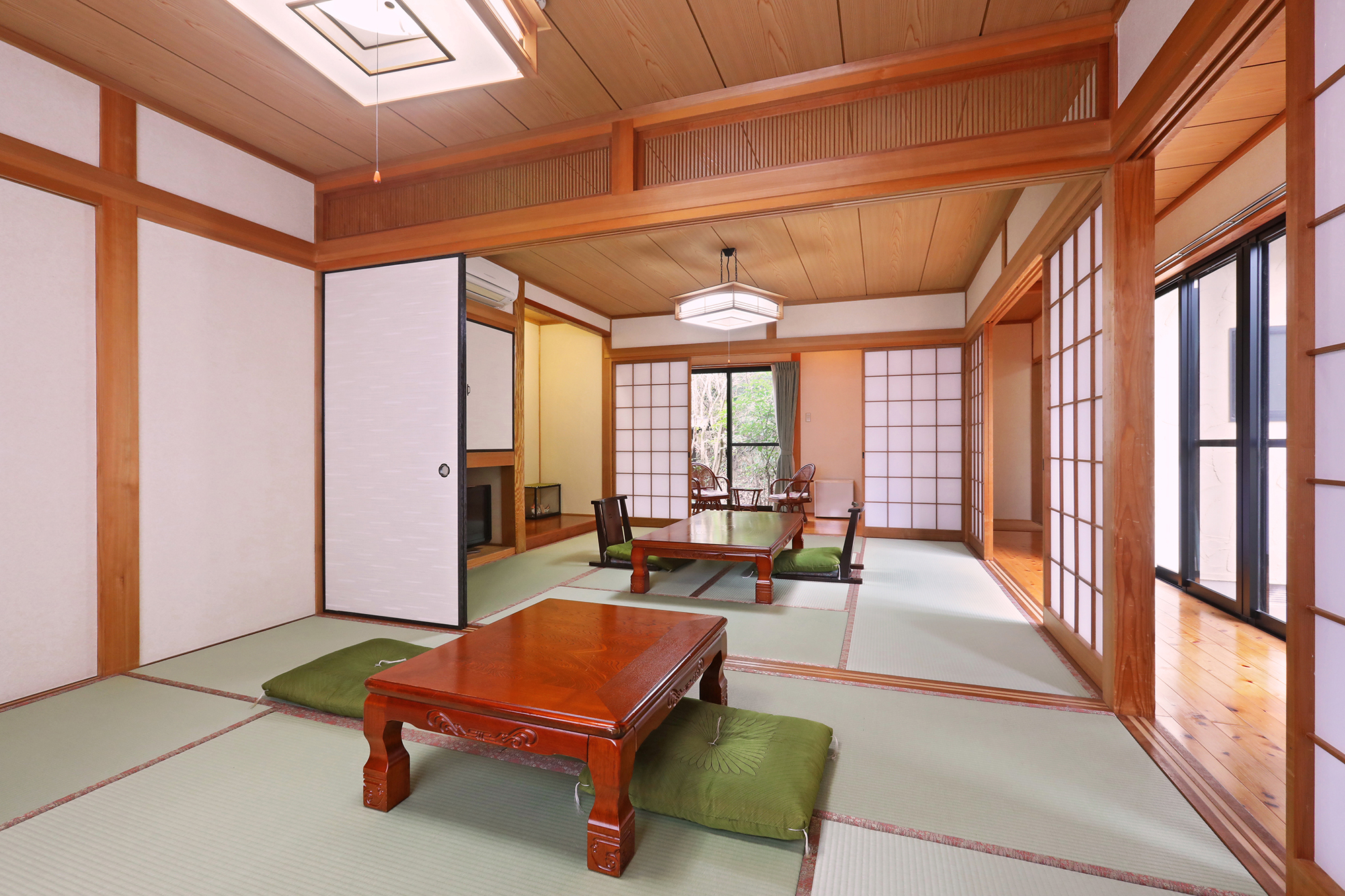 ８畳+6畳の二間続き客室